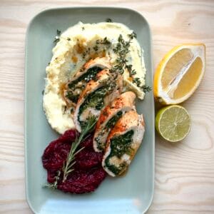 Polędwiczki wieprzowe z suszonym pomiodorem, mozzarellą i bazylią